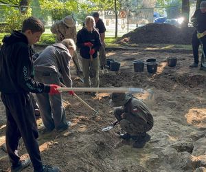 Archeolodzy i wolontariusze pracują przy ruinach zamku. Trwają „Wakacje z historią” [FILM, ZDJĘCIA]