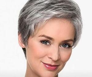 Najlepsze fryzury dla kobiet po 50-tce z siwymi włosami