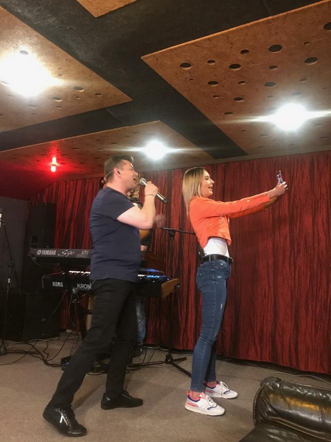 Zenek śpiewa z Olą Kot