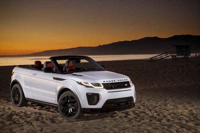 Dzieczyna Bonda Naomie Harris pozuje z Range Roverem Evoque kabrio