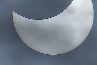 Niesamowity widok! Częściowe zaćmienie słońca w Lublinie w obiektywie Czytelników