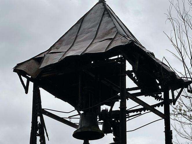 Ktoś podpalił zabytkową drewnianą mającą 208 lat dzwonnicę