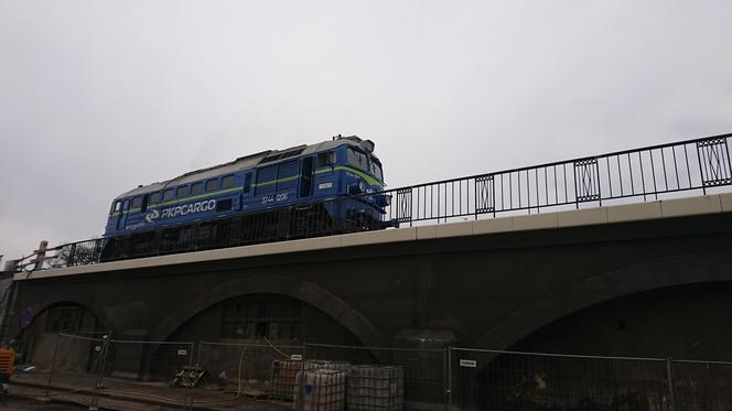 Lokomotywa porusza się po całej estakadzie.