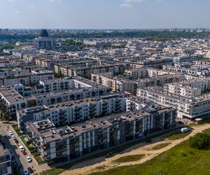 Miasteczko Wilanów. To tu mieszka zamożna Warszawa. Zdjęcia z drona