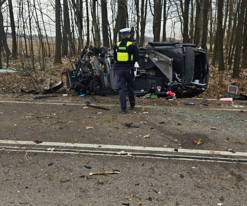 Śmiertelny wypadek na Pomorzu. Auto dachowało. Utrudnienia w ruchu