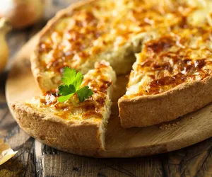 Tarta z gruszką i pietruszką. Idealna zarówno na obiad, jak i przekąskę