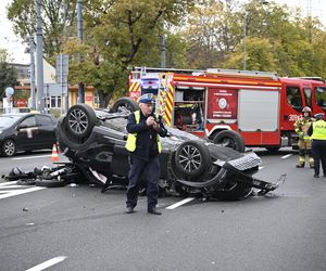 Dachowanie w Warszawie! Wcześniej na tej ulicy doszło do śmiertelnej masakry