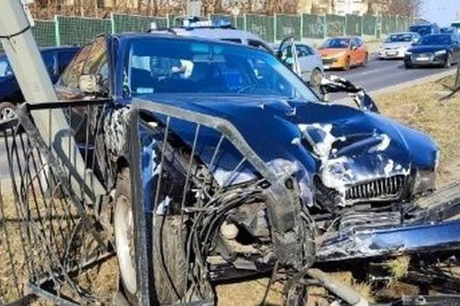 Kierowca BMW pędził ulicami Olsztyna. Jazdę skończył na barierkach [FOTO]