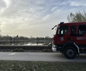 Dramatyczna akcja ratunkowa pod Wołominem. Wskoczył do lodowatej wody i nie wypłynął. Nie żyje młody chłopak