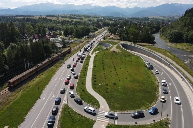 Gigantyczne korki na zakopiance. W długi sierpniowy weekend wielu turystów ruszyło w Tatry