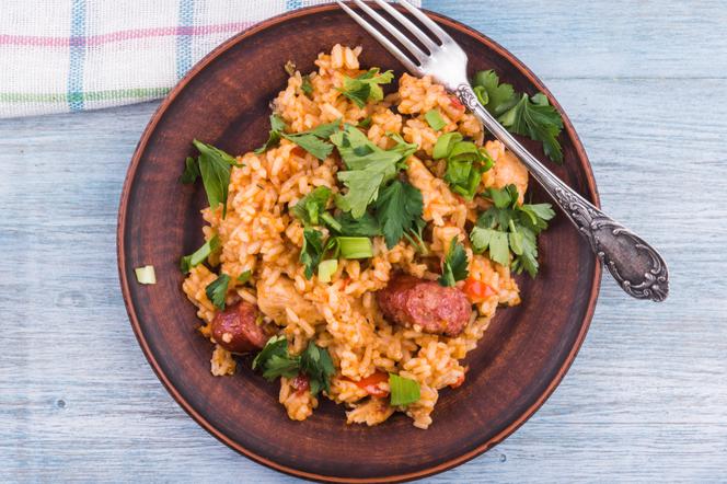 Pożywny ryż z kurczakiem i kiełbasą: prosty przepis na smaczny i tani obiad
