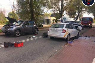 Trzy samochody zderzyły się w Nadarzynie. Dwóch kierowców trafiło do szpitala