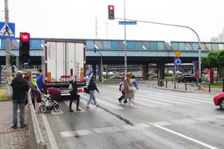 Ciężarówka zmiażdżyła pieszego na pasach w Warszawie. Fatalny wypadek, śmierć na miejscu