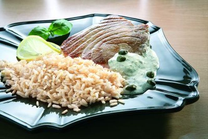 Pieczony tuńczyk w śmietanowym sosie kaparowo-limonkowym 