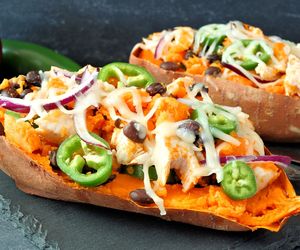 Pieczone bataty nadziewane kurczakiem - cały obiad z jednej blachy!