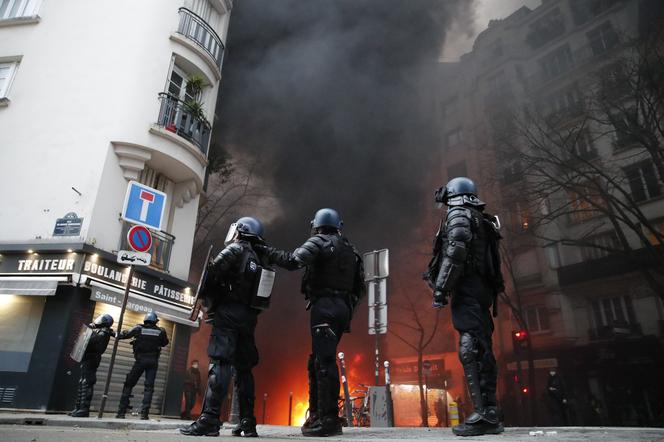 Francja płonie! Wielki atak na policję, dziesiątki rannych