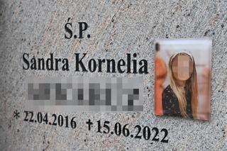 Aniołki i misie strzegą grobu 6-letniej Sandry, obok rozkwita kwiat róży