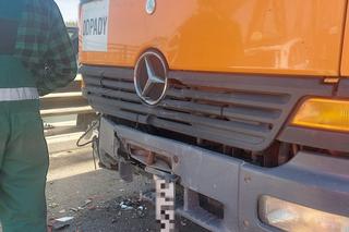 Karambol na moście Piłsudskiego w Toruniu. Śmieciarka uderzyła w trzy pojazdy