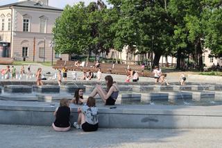 Kąpanie się w miejskiej fontannie w Lublinie 