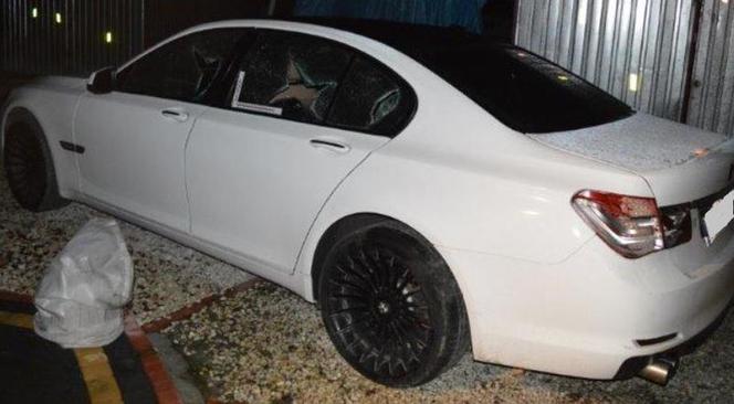 25-latek atak zazdrości rozładował na białym BMW