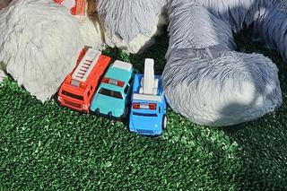 Ciężarówka, resorki i misie na grobie Jeremiaszka [GALERIA]