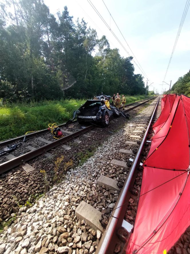 Osobówka wjechała pod pociąg w Wielkopolsce. Cztery osoby nie żyją!