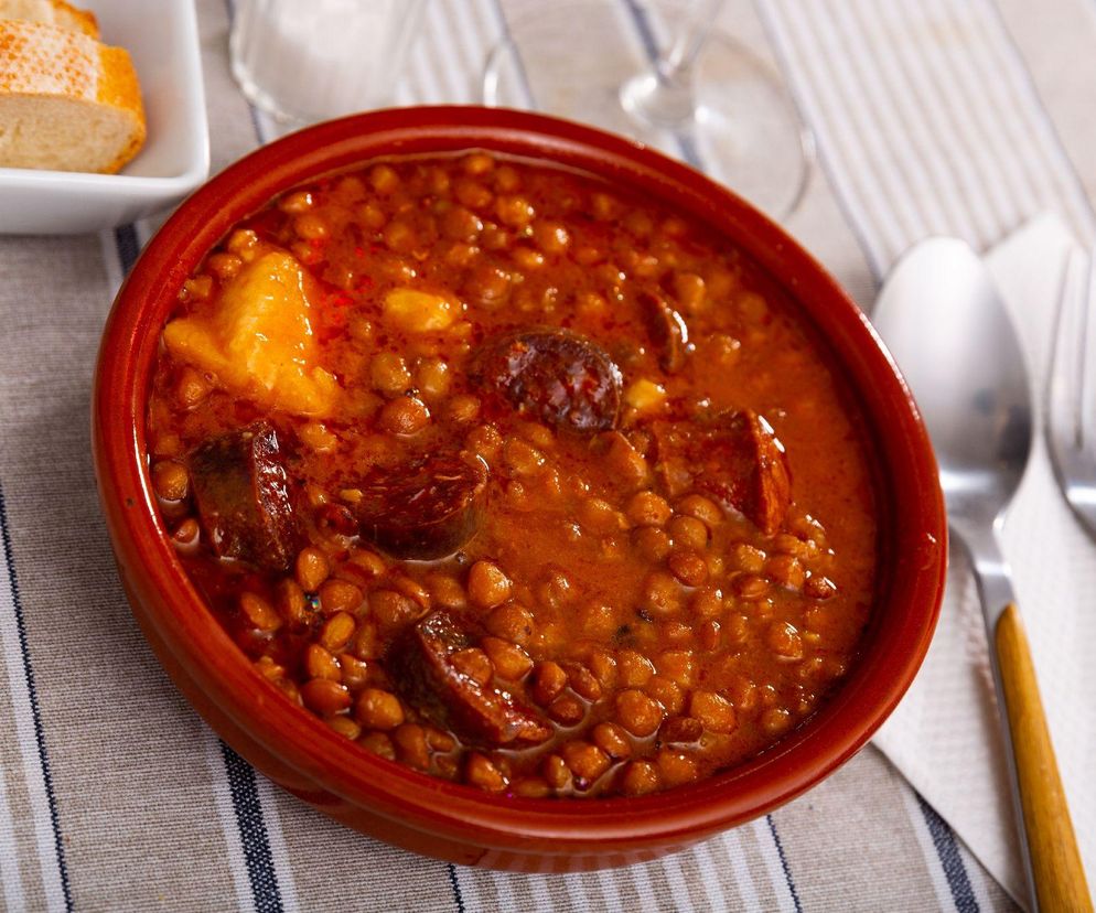 Duszona soczewica z kiełbasą i pomidorami. Sycące danie dla całej rodziny