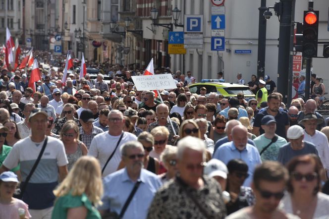 Marsz Milczenia dla Klaudii w Toruniu. „Niech nasza cisza przemówi głośniej niż słowa” [GALERIA]