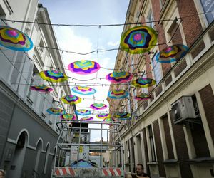 Nowe ozdoby nad ulicami w centrum Leszna 