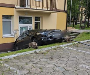 Auto staranowało ludzi i uderzyło w budynek szpitala. Groźny incydent w Otwocku