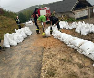 Ulewy, podtopienia, wysoki stan rzek. Świętokrzyskie. Coraz więcej interwencji strażaków 