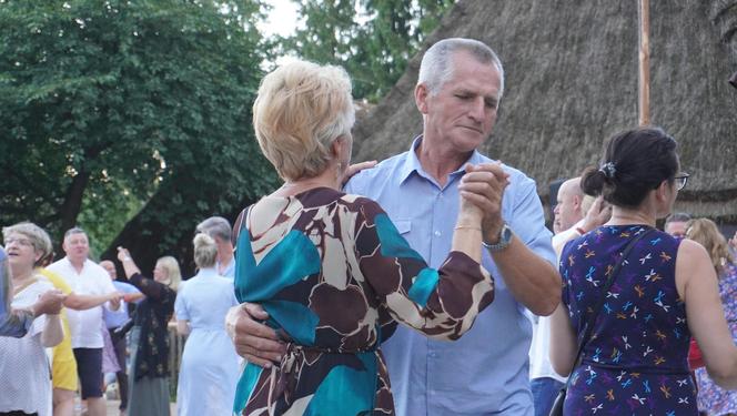 Sielanka na parkiecie w Muzeum Wsi Lubelskiej pod gołym niebem! Za nami kolejna potańcówka w rytmie miejskiego folkloru z Warszawy i Lwowa