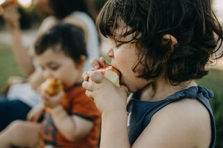Pilnujesz, aby zabrać z domu picie i przekąski dla dziecka? Ta mama tego nie robi (i dobrze na tym wychodzi)