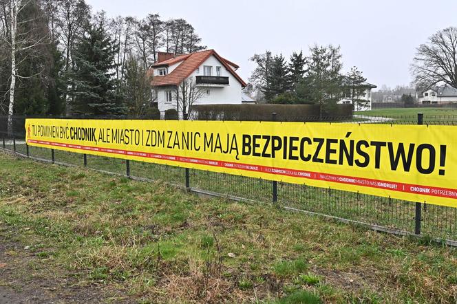 "Chcemy chodnika i autobusu". Mieszkańcy ul. Szamocin na Białołęce apelują do urzędników