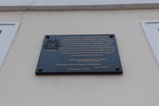 Tablica na ratuszu miejskim zawierająca fragment aktu fundacyjnego miasta 