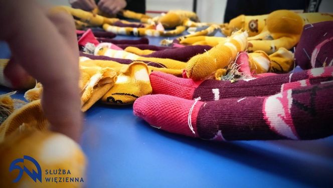  Szyjących pluszaki więźniów, taka praca uczy pomagania innym i bezinteresowności. 