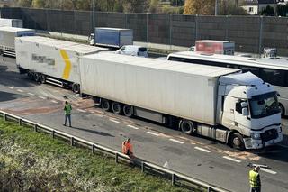 Szoferka kompletnie zmiażdżona, a kierowca wyszedł bez szwanku. Niesamowity wypadek na S8