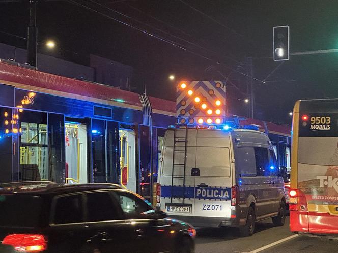 Wszedł na torowisko na czerwonym świecie. Przejechał go tramwaj. Zginął na miejscu