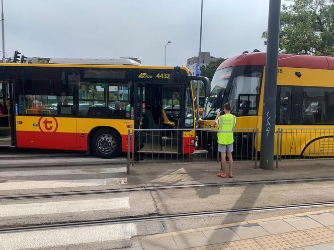 Zderzenie tramwaju i autobusu w Warszawie