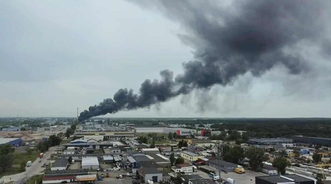 Pożar składowiska opon w Toruniu. Dym widoczny z daleka