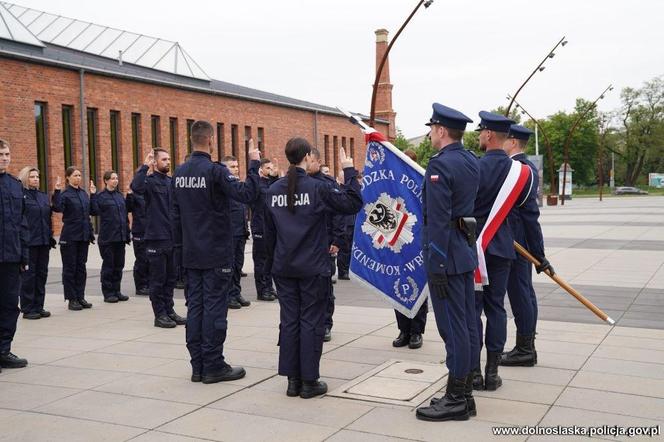 Dolnośląska policja przyjęła aż 37 nowych funkcjonariuszy. Zobacz zdjęcia i nagranie ze ślubowania