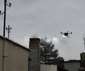Dronem kontrolują jakość powietrza. Czym palą w piecach poznaniacy?