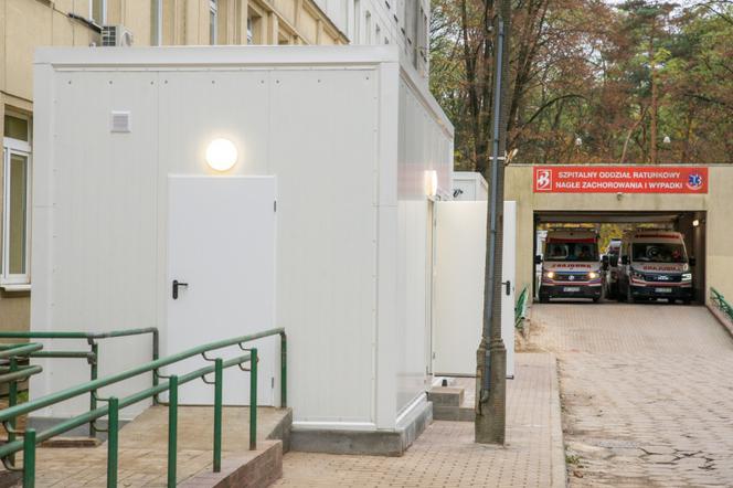 Kontenery medyczne pojawiły się przy Szpitalu Bielańskim