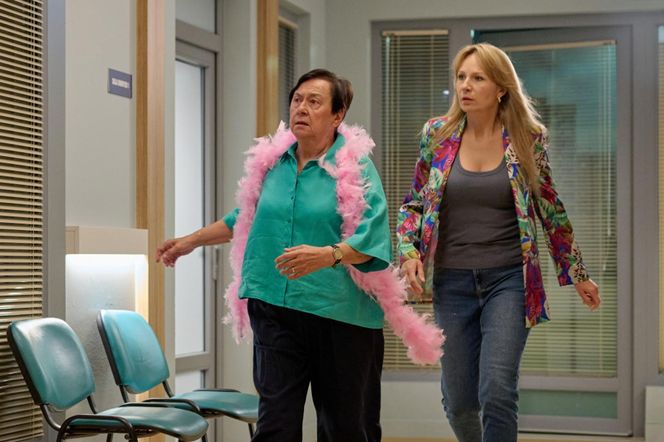 Na Wspólnej, odc. 4065. Helena (Małgorzata Peczyńska), Żaneta (Anna Guzik)