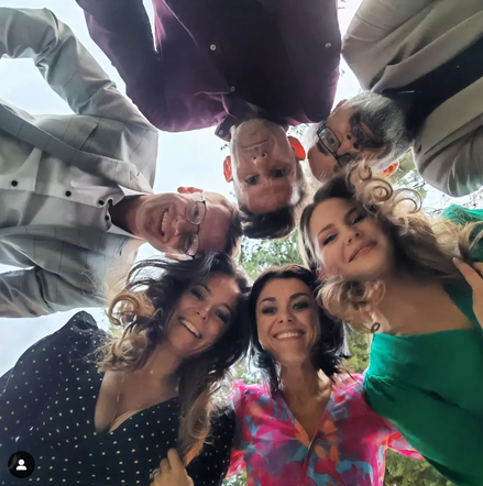 M jak miłość na planie odc. 1691.Magda (Anna Mucha), Kinga (Katarzyna Cichopek), Anita (Melania Grzesiewicz), Piotrek (Marcin Mroczek), Kamil (Marcin Bosak), Werner (Jacek Kopczyński)