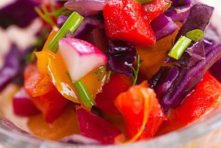 Purpurowa pokusa, czyli sałatka z czerwonych warzyw z aromatycznym sosem gorczycowym