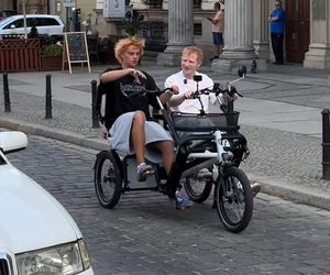 Ed Sheeran zwiedza Wrocław na rowerze. Fani przecierają oczy ze zdumienia!