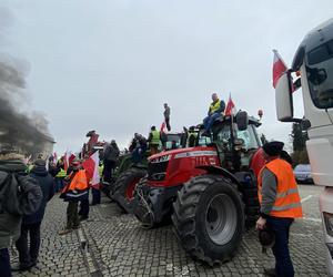 Protest rolników we Wrocławiu. Strajk wymyka się spod kontroli. Urząd Wojewódzki obrzucany jajkami