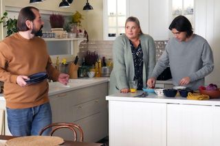 Barwy szczęścia odc. 3170. Borys (Jakub Wieczorek), Romeo (Jacek Tyszkiewicz), Aldona (Elżbieta Romanowska)