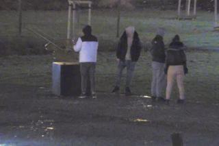 Najpierw zabrał się za gitarę, potem skopał saksofon. Wszystko nagrała kamera